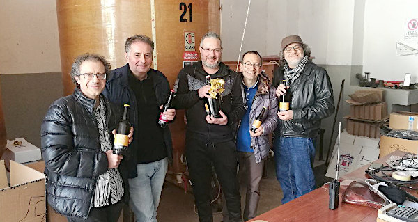 Alcuni soci fondatori con il responsabile del birrificio Campa