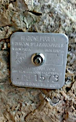 La punzonatura con il Codice Catastale della grotta (PU1576), usato nelle attivazioni