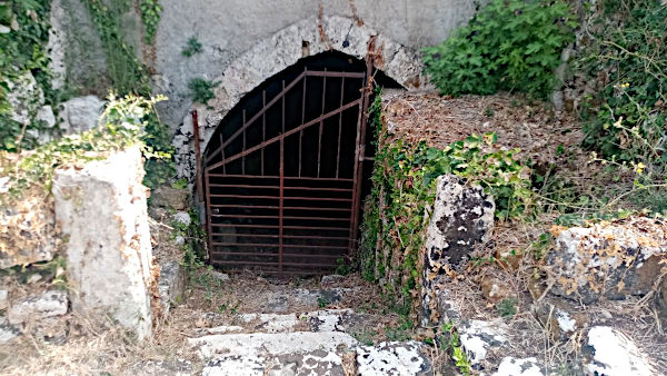 Ingresso di Santa Maria della Grotta, purtroppo bloccato da una grata